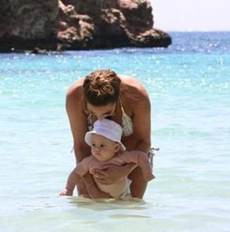 Πιο sexy από ποτέ απολαμβάνει τις διακοπές της μαζί με τον λίγων μηνών γιο της!