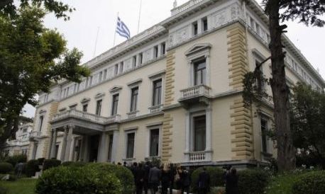 Παιχνίδια εντυπώσεων και ουσίας στο Μαξίμου και στα κομματικά επιτελεία