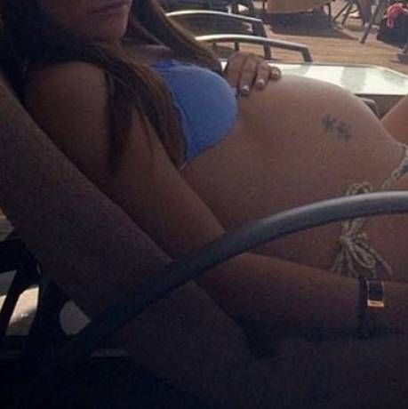 Τι κι αν είναι ετοιμόγεννη! Απόλαυσε τις βουτιές της!