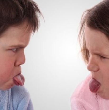 Μη χάσετε αυτό το βίντεο αν έχετε αδέλφια! Θα σας θυμίσει παλιές καλές στιγμές!