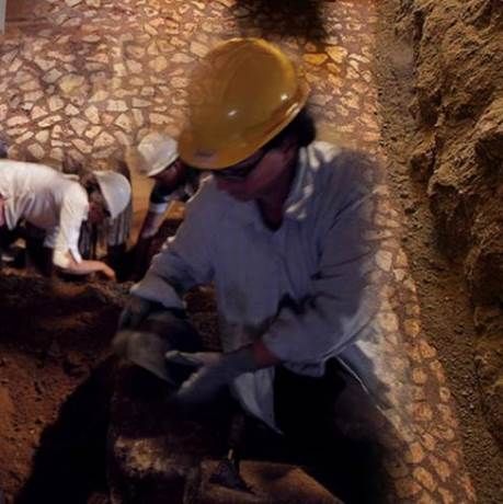 Αμφίπολη: Στο φως ένα υπέροχο δάπεδο στον πρώτο θάλαμο