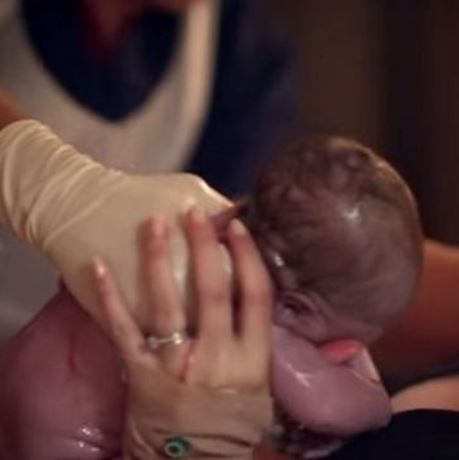 Tους χώριζαν 4.000 χιλιόμετρα αλλά κατάφερε να παρακολουθήσει τη γέννηση του γιου του