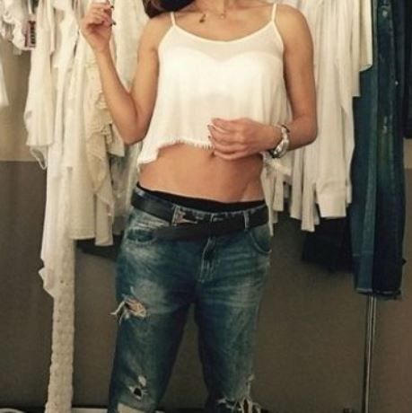 Αυτοί οι κοιλιακοί ανήκουν σε πασίγνωστη Ελληνίδα τραγουδίστρια με ένα παιδί! (εικόνα)