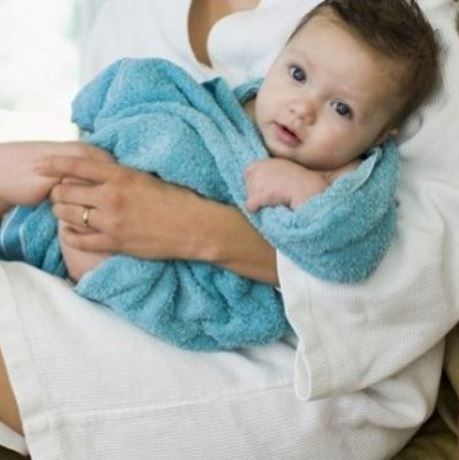 Πολύτιμες συμβουλές που θα χαρίσουν ένα απαλό ενυδατωμένο δέρμα στο μωρό σας