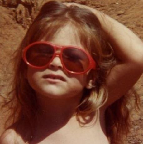 Ποια γνωστή Ελληνίδα δημοσιογράφος-παρουσιάστρια είναι το κοριτσάκι της φωτογραφίας;