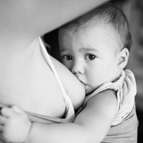 «Όλες οι γυναίκες μπορούν να θηλάσουν»: Πέντε μητέρες εξομολογούνται