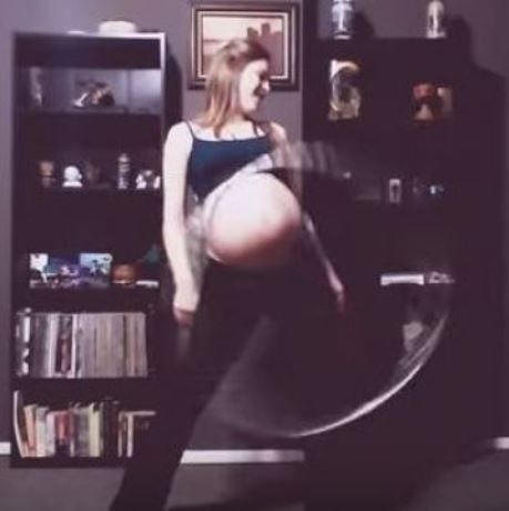 Απίστευτο βίντεο: Εγκυμονούσα κάνει χούλα χουπ με την φουσκωμένη κοιλίτσα της