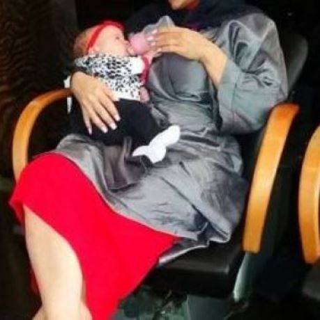 Βάφει τα μαλλιά της ενώ ταΐζει το μωρό της! (εικόνα)