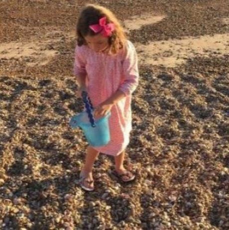 Μαζεύει πρωί-πρωί με την κόρη της κοχύλια!