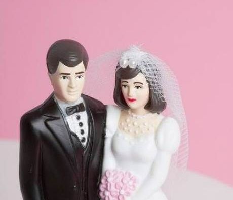 Η νύφη έγινε έξαλλη μόλις ο... «γαμπρός» της έπιασε το πόδι!