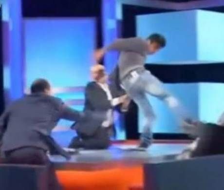 Σοκ: Ξυλοκόπησε τη μητέρα του on air σε εκπομπή!