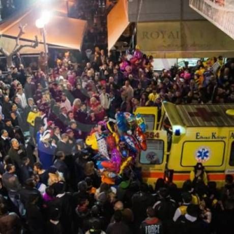Καρναβαλιστής τραυματίστηκε σοβαρά πέφτοντας από το άρμα (pics)
