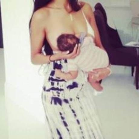 Θηλάζει τον γιο της όρθια φορώντας γυαλιά ηλίου