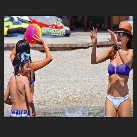 Δέσποινα Βανδή: Παιχνίδι με τα παιδιά της στην θάλασσα!