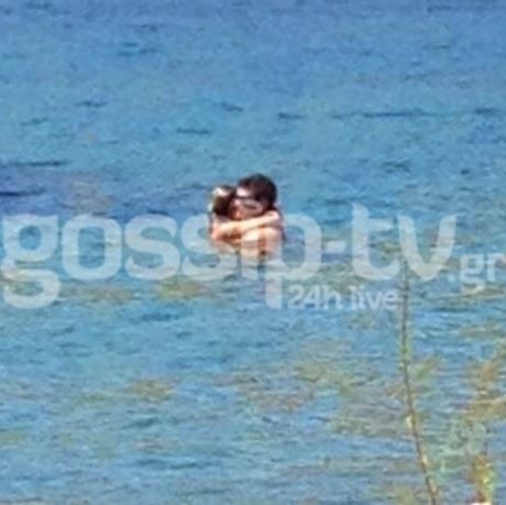 Αγκαλίτσες και φιλάκια στα νερά της Κύθνου