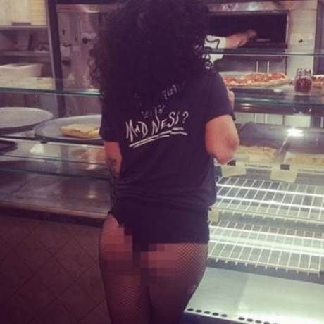 Απίστευτο! Γνωστή τραγουδίστρια βγήκε για φαγητό και ξέχασε να φορέσει παντελόνι