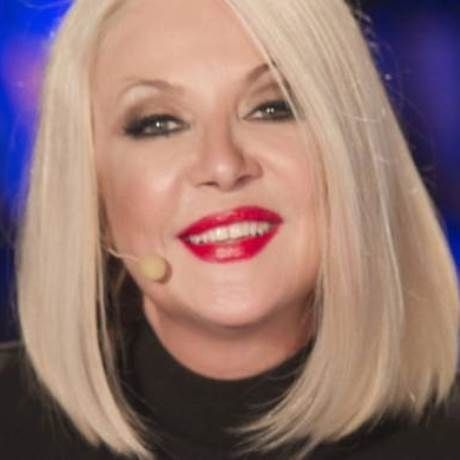 Η Ρούλα Κορομηλά στο… κρεβάτι της βγάζει selfie!