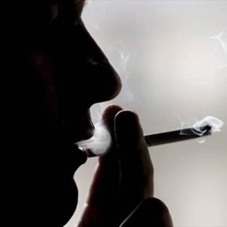 Έκαναν έξωση σε μανιώδη καπνιστή γιατί... μυρίζει η πολυκατοικία