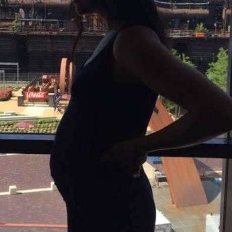 Γνωστή τραγουδίστρια ανακοίνωσε την εγκυμοσύνη της με φωτογραφία της στο facebook