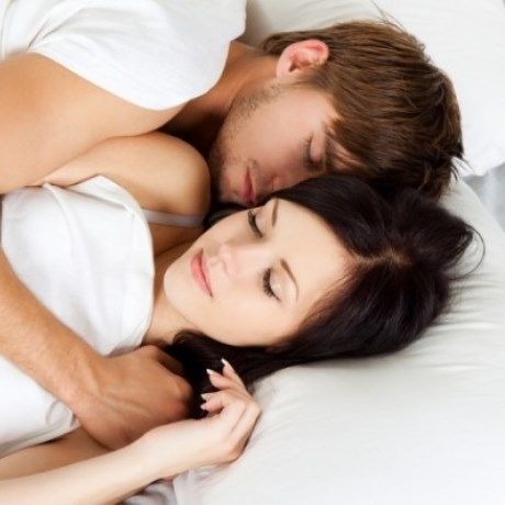Όλα τα ζευγάρια πρέπει να κοιμούνται χωρίς ρούχα, λένε οι ειδικοί