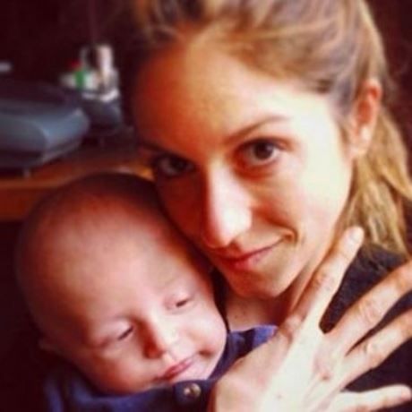 Δείτε τη Σοφία Καρβέλα να παίζει με τον Νίκο Jr!