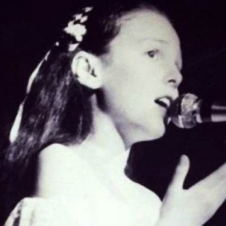 Ήταν έντεκα χρονών και τραγουδούσε από τότε. Ποια είναι;