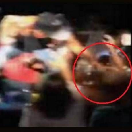 Πασίγνωστος τραγουδιστής χαστούκισε φαν του εν ώρα συναυλίας!