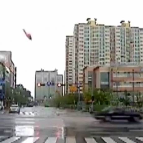 Τρομακτική συντριβή ελικοπτέρου σε πολυκατοικία! (pics+video)