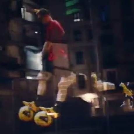 Μπαρτσελόνα: Ο Μέσι σκοράρει στα κτίρια της Βαρκελώνης (video)