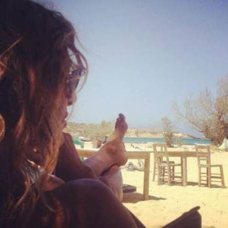 Χαλαρώνει πίνοντας καφέ στην παραλία