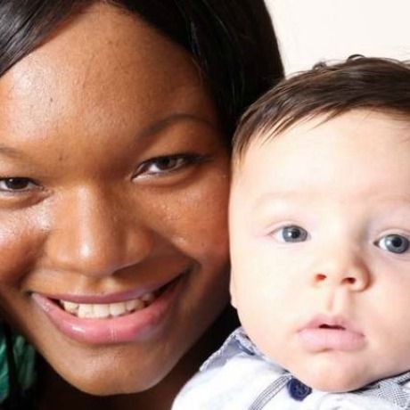 Μαύρη μητέρα γέννησε λευκό μωρό! (pics)