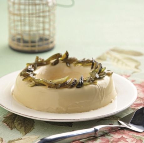 Παγωµένη πουτίγκα µε γιαούρτι, πετιµέζι και πράσινο νεραντζάκι