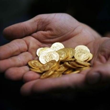 Δεν φαντάζεστε τι βρήκαν στον τάφο του παππού τους