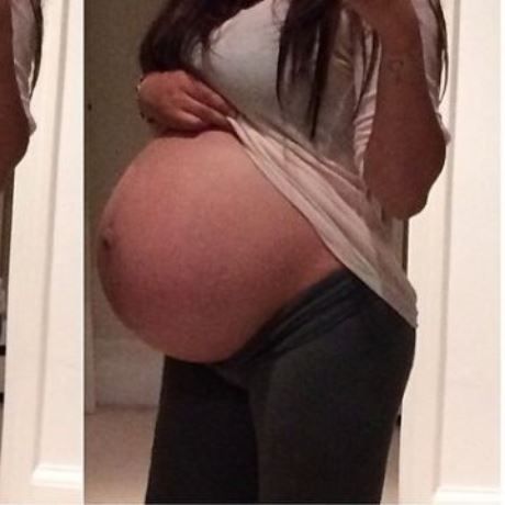 Λίγες ώρες πριν την καισαρική φωτογραφίζει για τελευταία φορά την κοιλίτσα της!