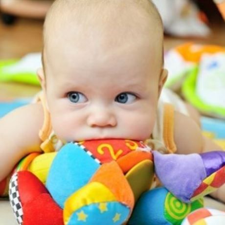 Αυτός είναι ο πιο αποτελεσματικός τρόπος για να πλύνετε τα παιχνίδια του παιδιού