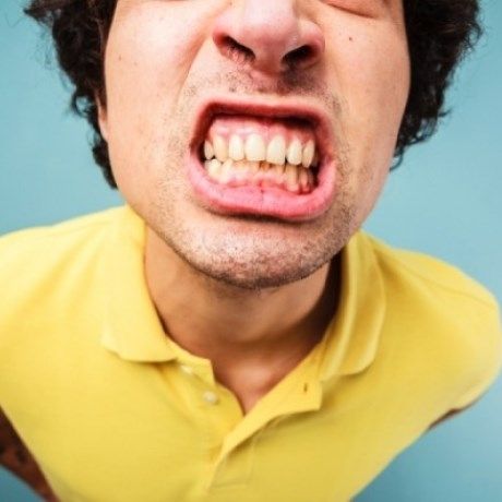 Από τι κινδυνεύετε αν τρίζετε τα δόντια σας