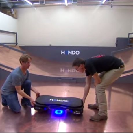 Ισορροπώντας σε ιπτάμενο πατίνι!