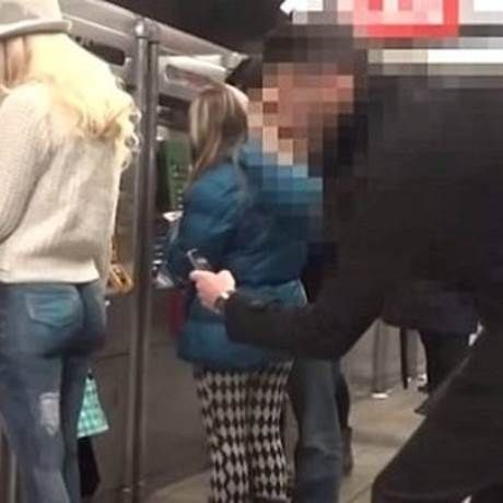 Βγήκε γυμνή στο δρόμο και δεν το παρατήρησε (σχεδόν) κανείς!