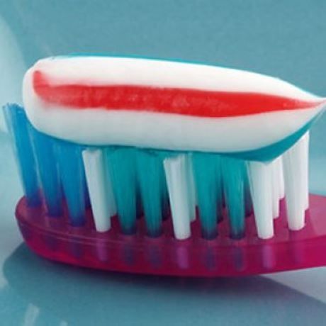 Λερώθηκα με οδοντόκρεμα! Πώς φεύγει ο λεκές;