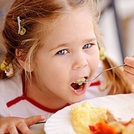 Οικογενειακή έξοδος την 25η Μαρτίου: Τι μπορεί να φάει ένα μωρό κι ένα παιδί;