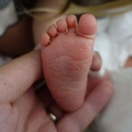 Αυτό το πατουσάκι ανήκει στο μωρό διάσημης μανούλας που γέννησε πριν μερικές μέρες!