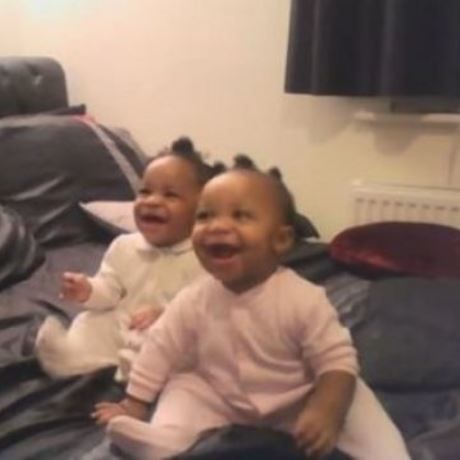 Η μαμά τραγουδάει και αυτά τα διδυμάκια χορεύουν με τον πιο απολαυστικό τρόπο! (βίντεο)