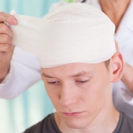 Χτύπημα στο κεφάλι: Πρώτες βοήθειες σε παιδιά και ενήλικες