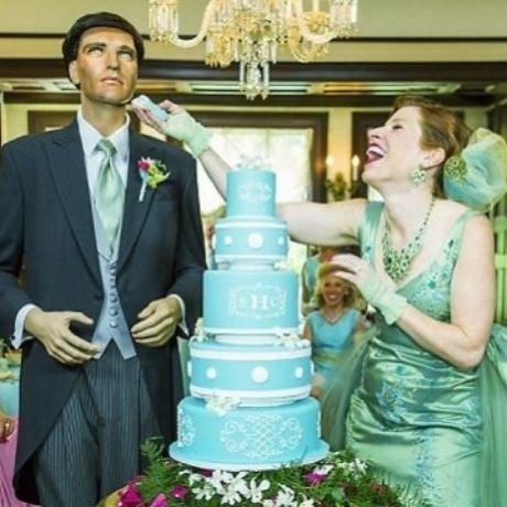 Απίστευτο!Αυτή η ανύπαντρη γυναίκα βγάζει οικογενειακές φωτογραφίες με πλαστικές κούκλες