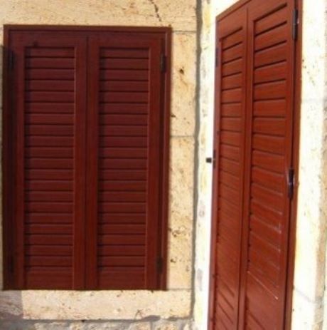 Έτσι θα καθαρίσετε τα παντζούρια σας εύκολα μέσα σε πέντε λεπτά!