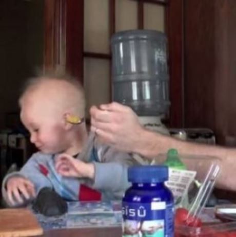 Το μωρό σας αρνείται πεισμωτικά να φάει; Αυτός ο μπαμπάς βρήκε τη λύση! (βίντεο)