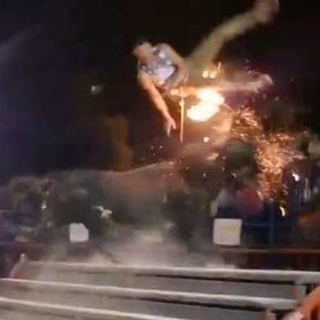 Η «καυτή» εκδίκηση του φλεγόμενου ταύρου σε επίδοξο ματαντόρ (video)