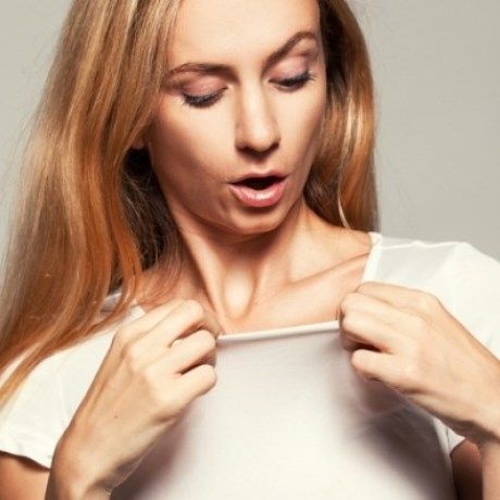 Σπυράκια στο στήθος: Πώς θα τα αποφύγετε