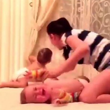 Η καθημερινότητα μίας μητέρας διδύμων: Προσπαθεί να τα ντύσει αλλά…(βίντεο)