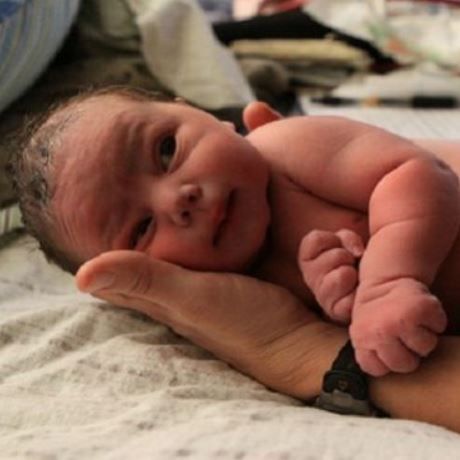 Καρέ-καρέ η γέννα στη φύση μίας γυναίκας με τη βοήθεια του συντρόφου της (βίντεο)